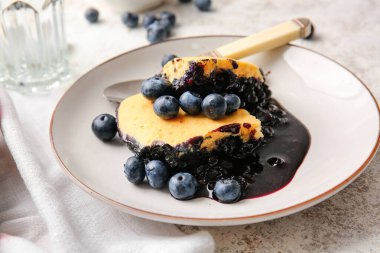 Hafif arkaplanda yabanmersinli turta parçaları, yakın plan.