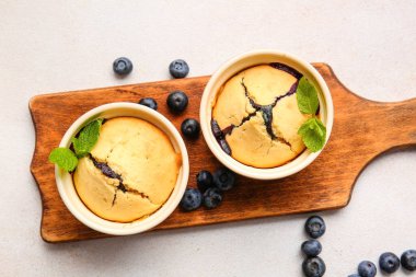 Hafif arkaplanda yabanmersinli turta ile Ramekinler