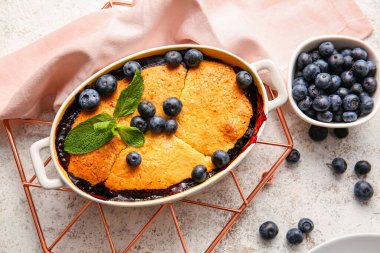 Açık arkaplanda yabanmersinli turta pişirme