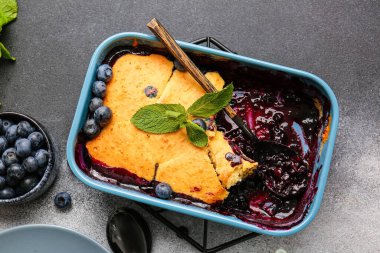 Gri arkaplanda yabanmersinli turta pişirme