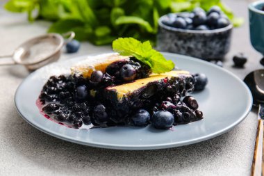 Hafif arkaplanda yabanmersinli turta parçaları, yakın plan.