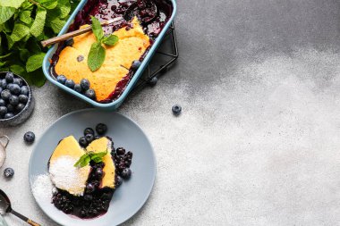 Yaban mersinli turta ve nane arkaplanlı kompozisyon