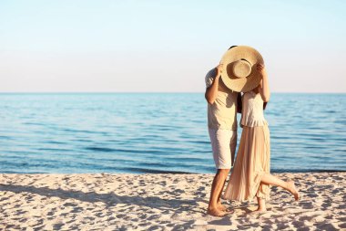 Deniz kıyısındaki mutlu genç çift