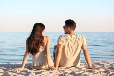 Deniz kıyısındaki mutlu genç çift