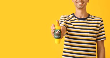 Arka planda sivrisinek kovucu olan genç adam.