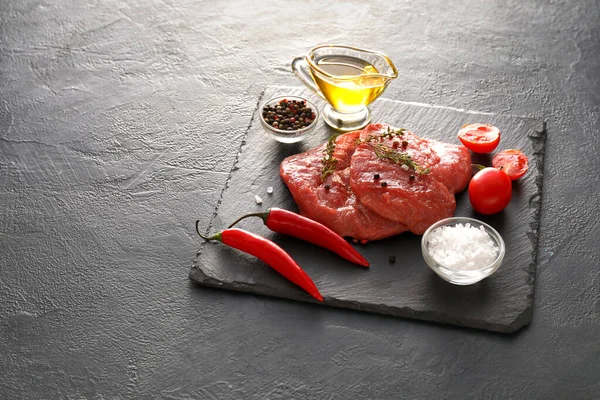 Board Raw Beef Meat Vegetables Dark Background — Φωτογραφία Αρχείου