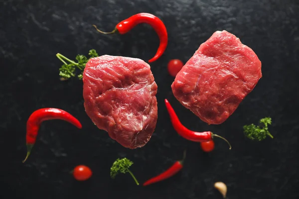 Flying Raw Beef Meat Slices Chili Pepper Dark Background — Stock Photo, Image