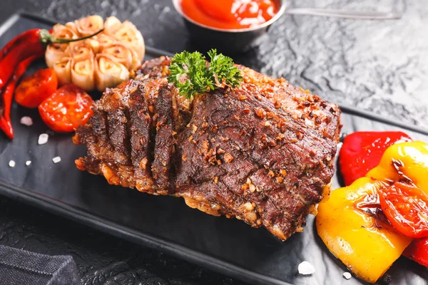 Planche Avec Une Délicieuse Poitrine Bœuf Légumes Grillés Sur Fond — Photo