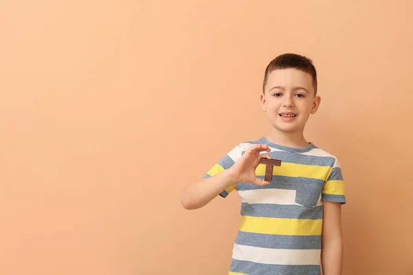 Niño Con Letra Sobre Fondo Color — Foto de Stock