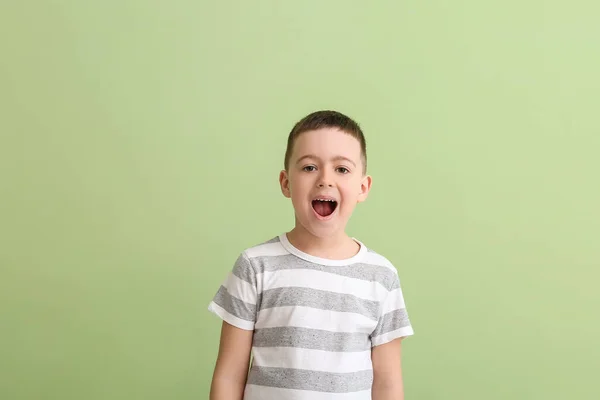 Pequeño Niño Entrenamiento Pronunciar Letras Sobre Fondo Color — Foto de Stock