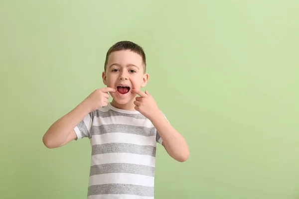 Pequeño Niño Entrenamiento Pronunciar Letras Sobre Fondo Color — Foto de Stock