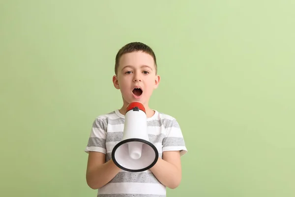 Liten Pojke Med Megafon Utbildning Uttala Bokstäver Färg Bakgrund — Stockfoto