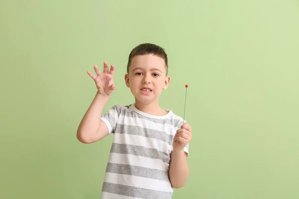 Ragazzino Con Strumento Logopedico Correzione Del Linguaggio Sfondo Colori — Foto Stock