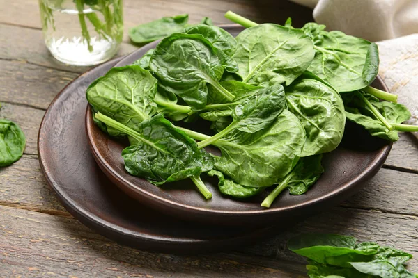 Plate Fresh Spinach Leaves Wooden Background Closeup — Stock Photo, Image
