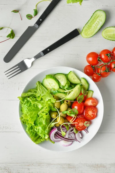 Plaat Van Heerlijke Verse Salade Met Groenten Witte Houten Tafel — Stockfoto