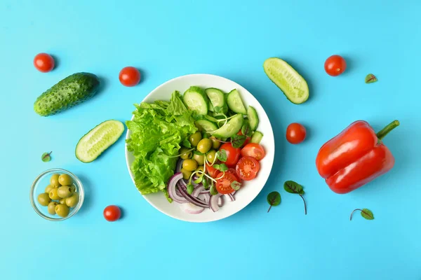 Plaat Van Heerlijke Verse Salade Verschillende Groenten Kleur Achtergrond — Stockfoto