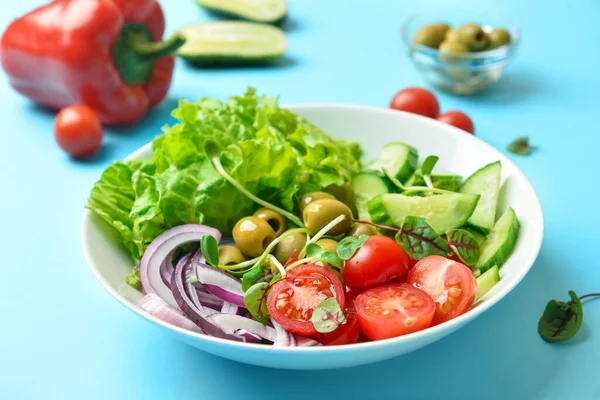 Bol Salade Légumes Frais Délicieux Sur Fond Couleur — Photo
