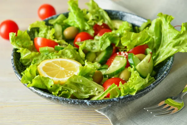 Plaat Van Heerlijke Verse Salade Met Groenten Houten Tafel Close — Stockfoto