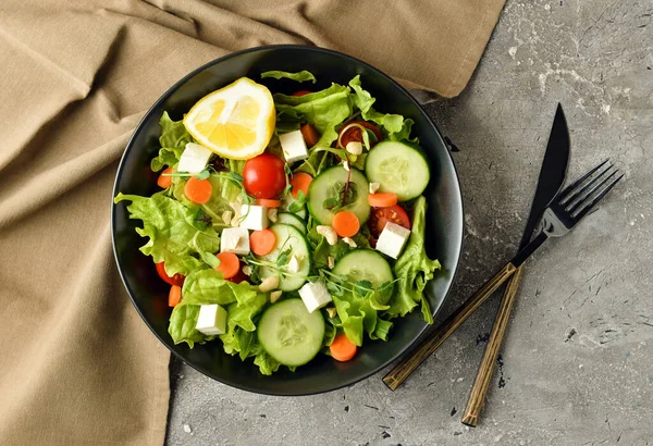 Prato Deliciosa Salada Fresca Com Legumes Queijo Feta Fundo Grunge — Fotografia de Stock