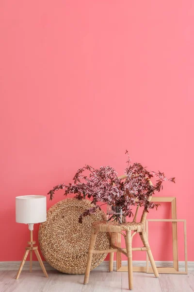 페인트 의자에 꽃피는 가지들이 — 스톡 사진