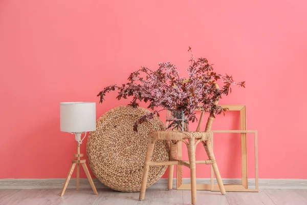 Βάζο Ανθισμένα Κλαδιά Καρέκλα Κοντά Στον Τοίχο Χρώμα — Φωτογραφία Αρχείου