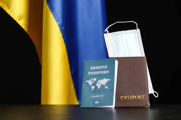 Bandera Ucrania Con Pasaportes Máscara Médica Sobre Fondo Oscuro —  Fotos de Stock