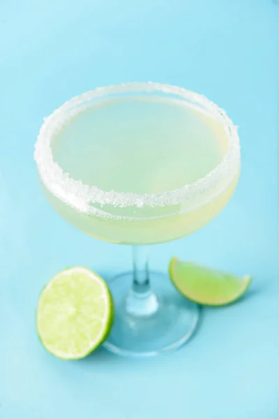 Copa Con Sabroso Cóctel Daiquiri Sobre Fondo Color — Foto de Stock