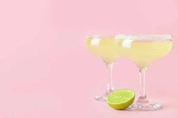 Bril Met Lekkere Daiquiri Cocktail Kleur Achtergrond — Stockfoto
