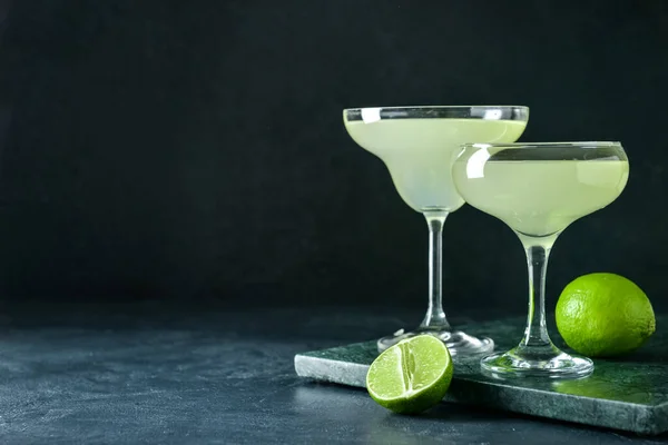 Bril Met Lekkere Daiquiri Cocktail Donkere Achtergrond — Stockfoto