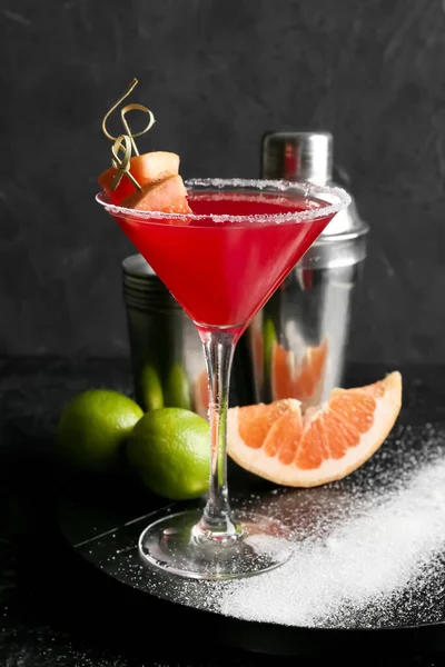 Glas Hemingway Daiquiri Cocktail Shaker Und Zitrusfrüchte Auf Dunklem Hintergrund — Stockfoto