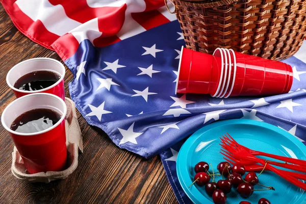 Bandiera Americana Stoviglie Cola Drink Sfondo Legno — Foto Stock