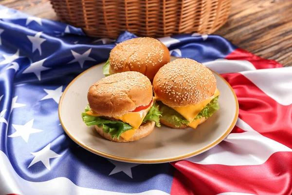 Бургеры Американским Флагом Деревянном Фоне — стоковое фото