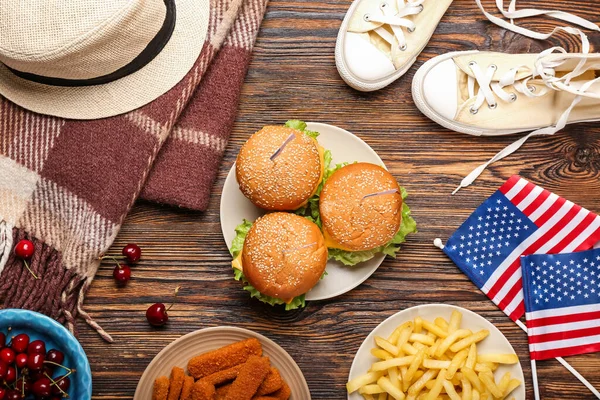 Американские Флаги Традиционной Едой Одеждой Клеткой Деревянном Фоне — стоковое фото