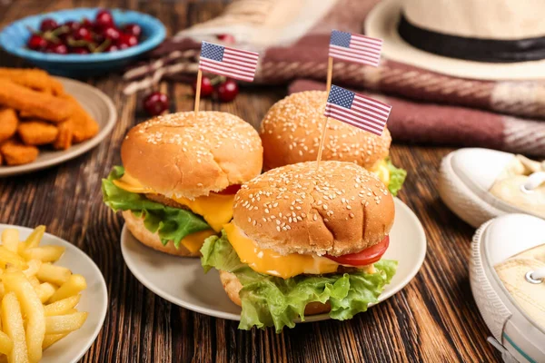 Burgery Americkými Vlajkami Dřevěném Pozadí — Stock fotografie