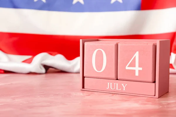 Kalender Mit Datum Des Unabhängigkeitstages Auf Dem Tisch Gegen Amerikanische — Stockfoto