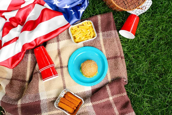 Traditionelles Amerikanisches Essen Mit Flagge Auf Plaid Park — Stockfoto