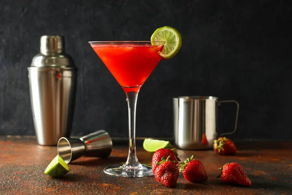 Glas Erdbeer Daiquiri Cocktail Und Shaker Auf Dem Tisch — Stockfoto