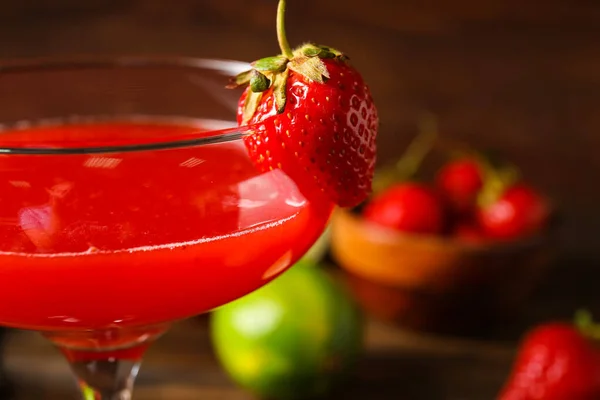 Bicchiere Cocktail Daiquiri Alla Fragola Primo Piano — Foto Stock