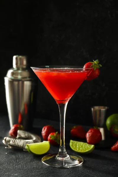 Zusammensetzung Mit Einem Glas Erdbeer Daiquiri Cocktail Zutaten Und Barkeeper — Stockfoto