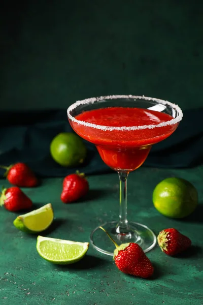 Glas Erdbeer Daiquiri Cocktail Limetten Und Beeren Auf Farbigem Hintergrund — Stockfoto