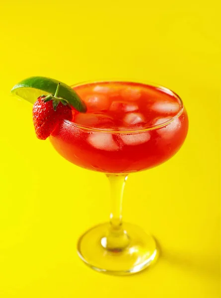 Glas Jordgubbe Daiquiri Cocktail Färg Bakgrund — Stockfoto