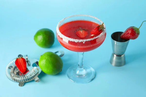 Sammansättning Med Glas Jordgubbsdaiquiri Cocktail Lime Och Sil Färg Bakgrund — Stockfoto