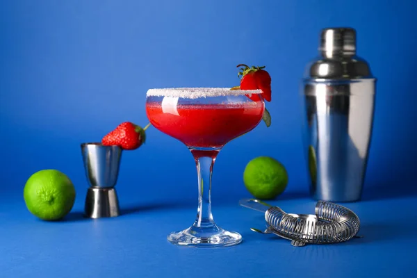 Zusammensetzung Mit Einem Glas Erdbeer Daiquiri Cocktail Auf Farbigem Hintergrund — Stockfoto