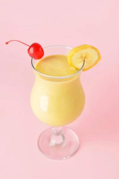 Glas Välsmakande Banan Daiquiri Cocktail Färg Bakgrund — Stockfoto