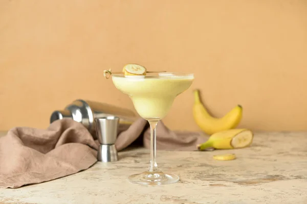 Glas Leckerer Banana Daiquiri Cocktail Und Shaker Auf Farbigem Hintergrund — Stockfoto