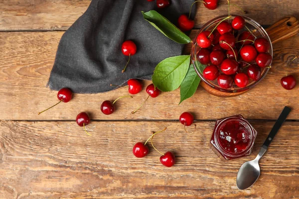 Composition Avec Confiture Cerises Sucrée Sur Fond Bois — Photo