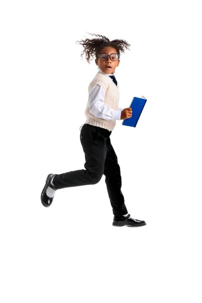 Écolière Afro Américaine Sautante Avec Livre Sur Fond Blanc — Photo