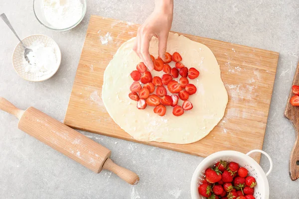 Woman Preparing Strawberry Galette Grunge Background — Stock Photo, Image