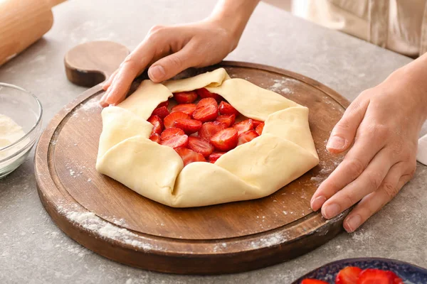 Woman Preparing Strawberry Galette Grunge Background Closeup — Stock Photo, Image