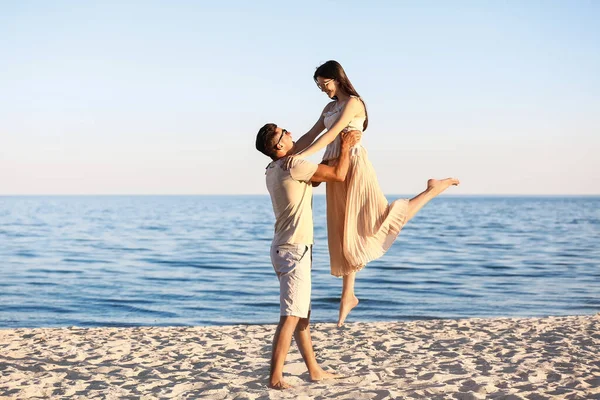Счастливая Молодая Пара Танцует Пляже — стоковое фото
